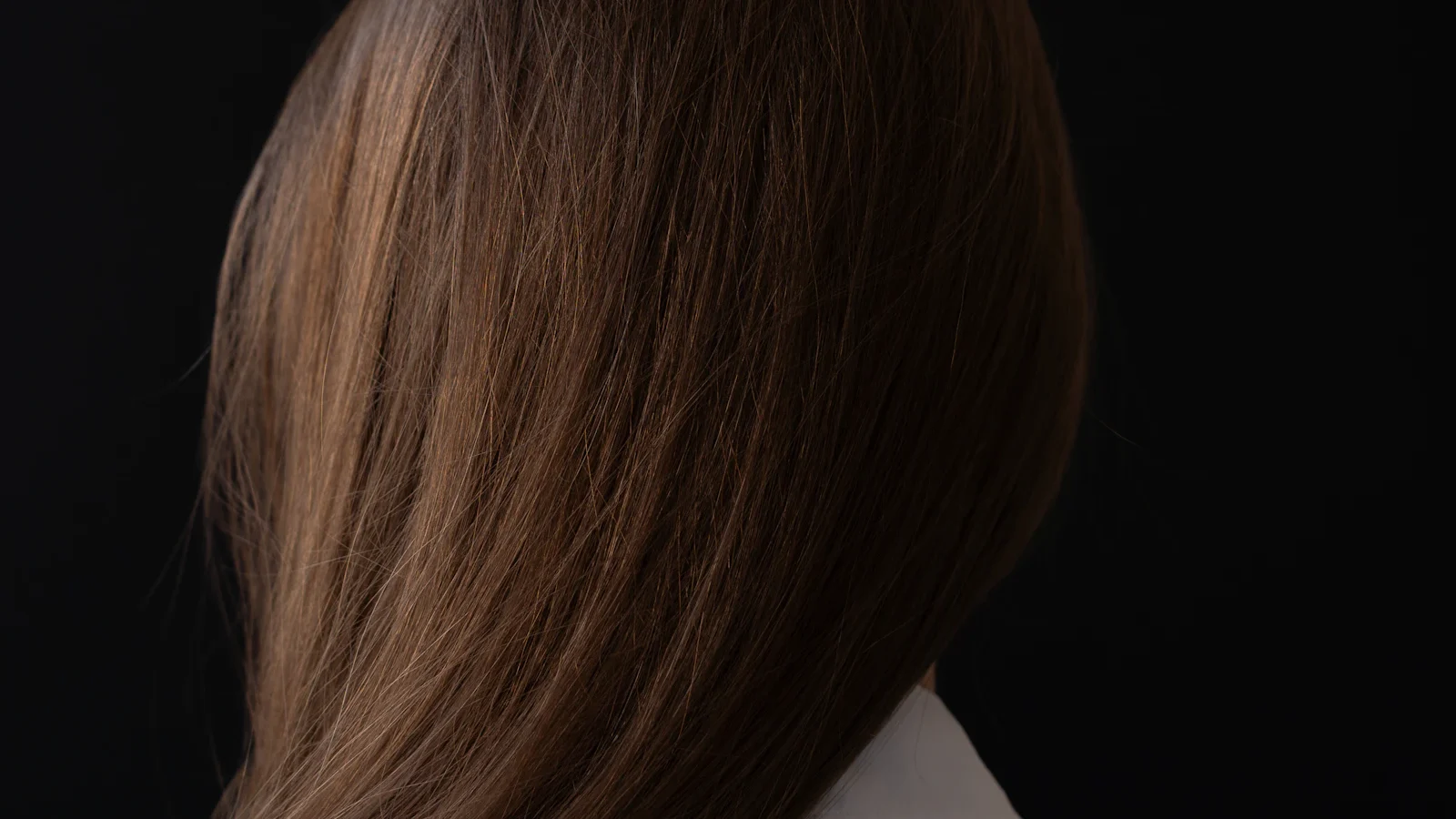 Femme vue de dos avec de longs cheveux bruns lisses