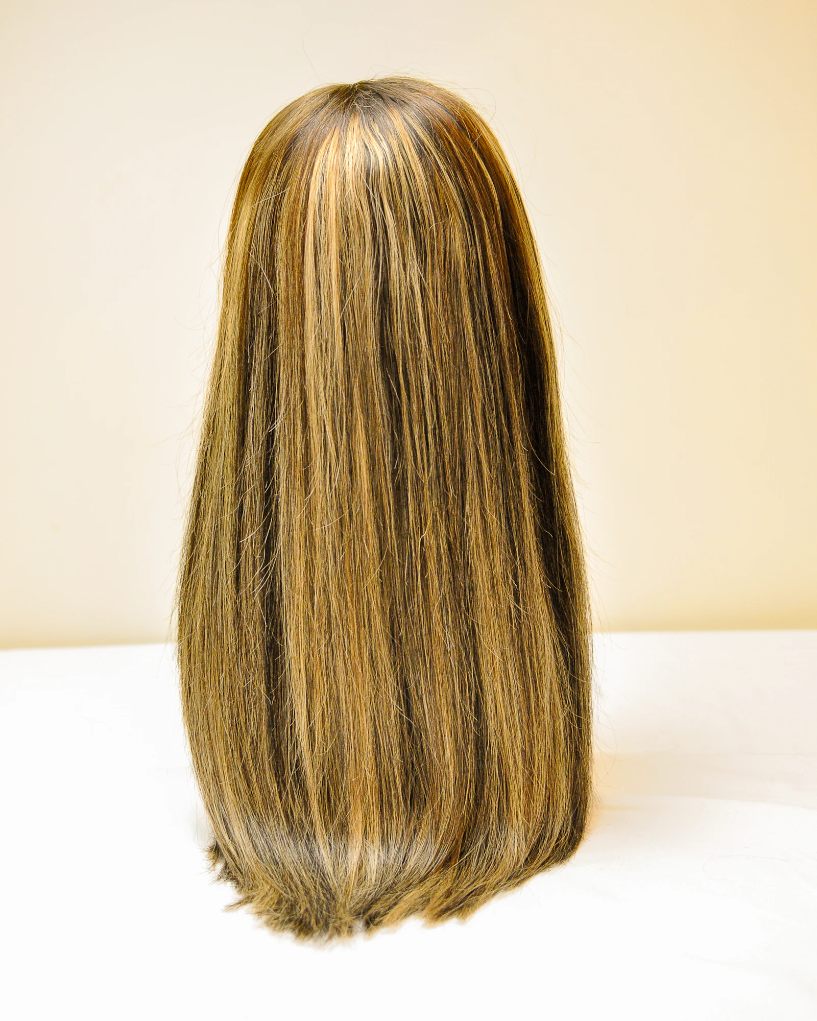 Gros plan sur des longueurs de cheveux lisses et brillantes