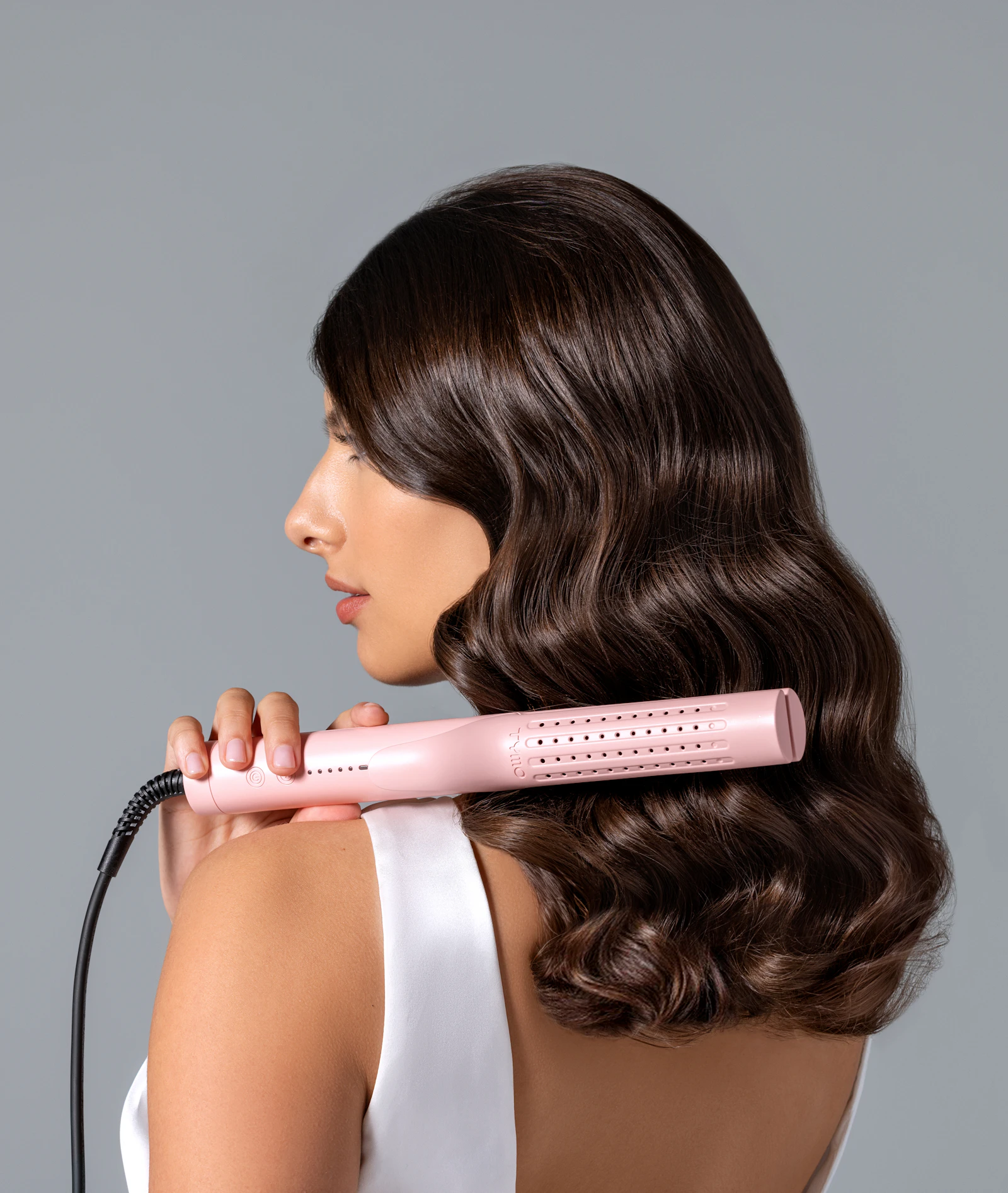 Longs cheveux bruns brillants mis en boucles, vus de dos