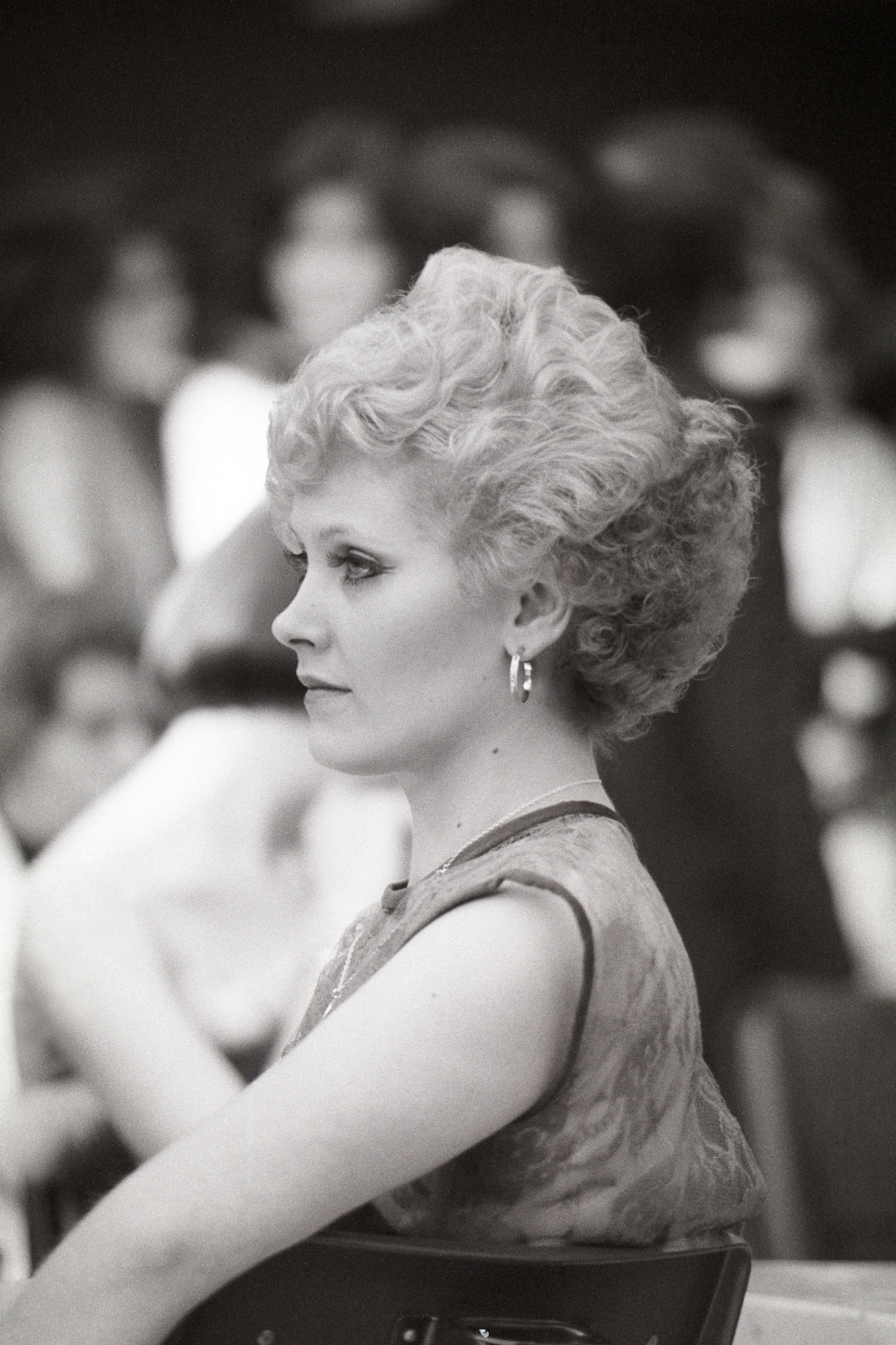 Photo en noir et blanc d'un modèle coiffure patientant lors d'un concours de coiffure des années 1970
